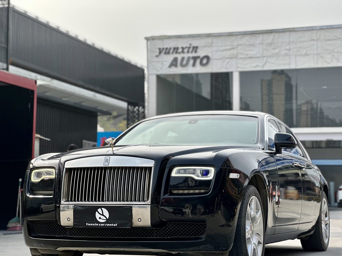 高端商务轿车在城市夜景中