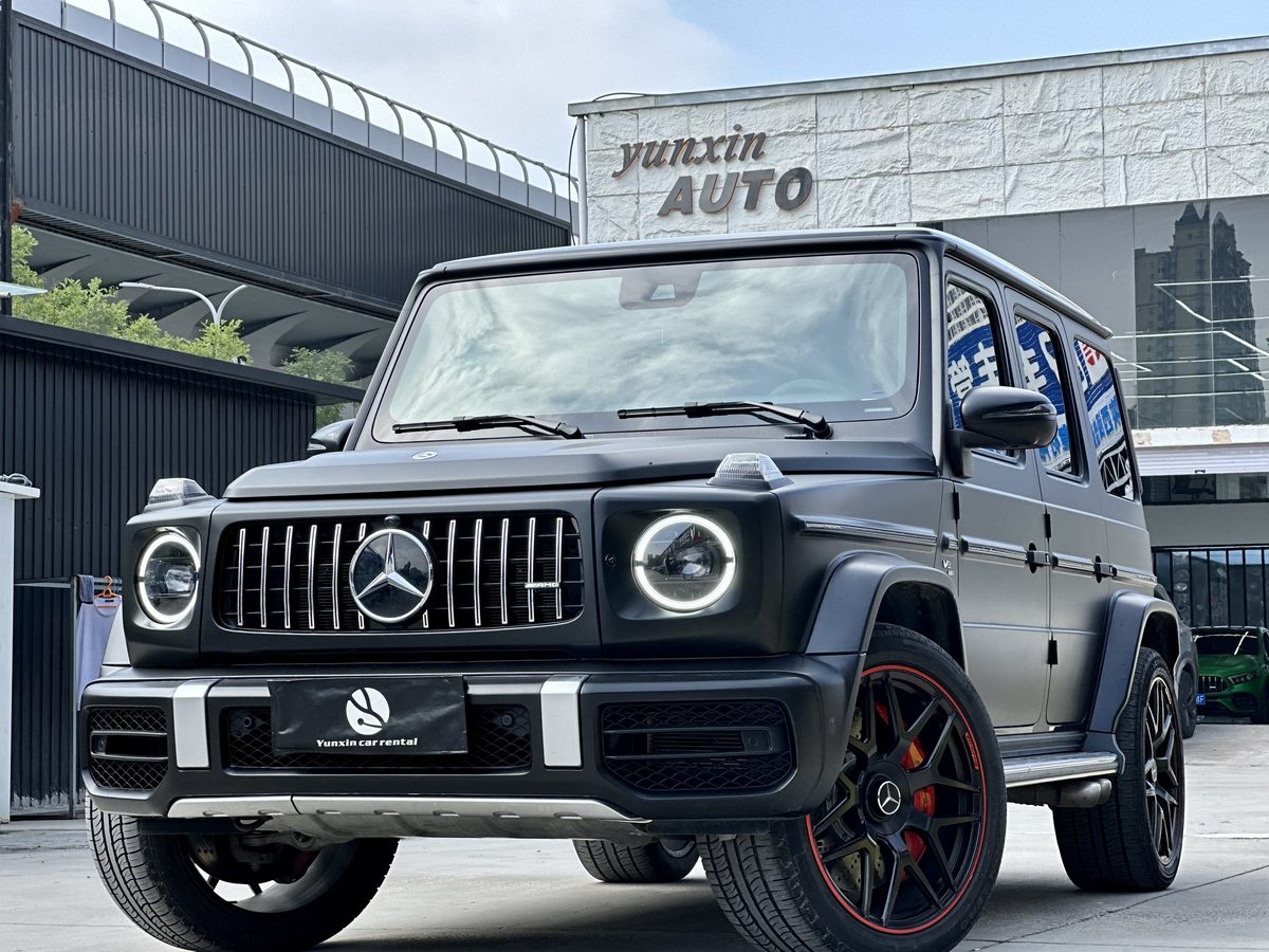 SUV行驶在风景优美的公路上